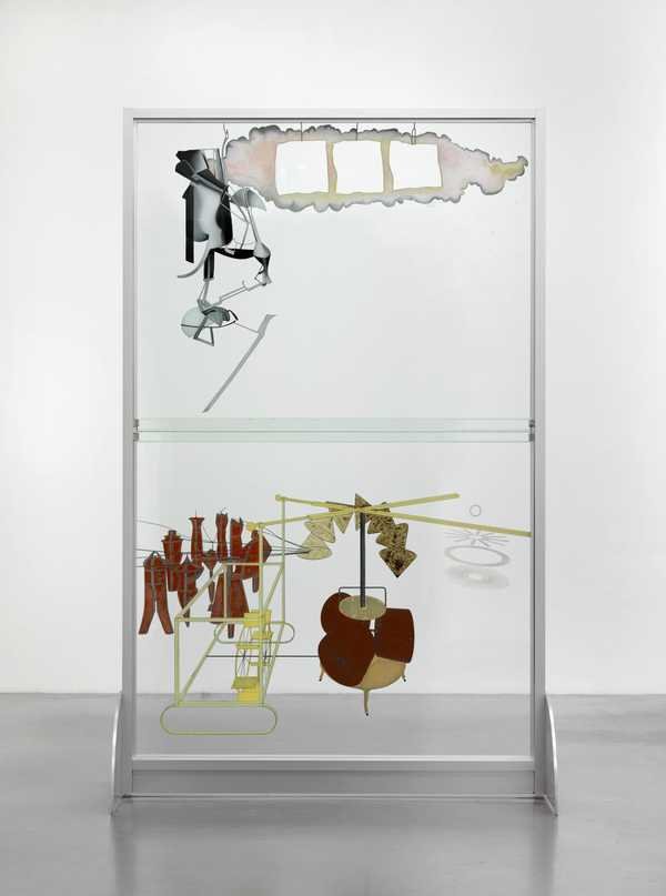 The Large Glass, bản tái dựng của Richard Hamilton: hai tấm kính lớn chồng dọc, nửa trên là cô dâu, nửa dưới là cỗ máy của các chàng độc thân, vẽ bằng dầu, dây chì và bụi