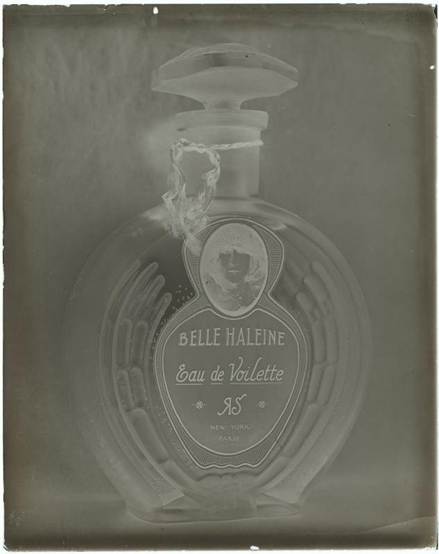 Belle Haleine, Eau de Voilette của Marcel Duchamp: lọ nước hoa Rigaud dán nhãn mới in chân dung Rrose Sélavy do Man Ray chụp