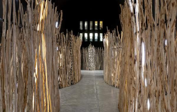 Máret Ánne Sara, Goavve-Geabbil: khối điêu khắc da tuần lộc bó bằng cáp điện cao hết chiều cao Turbine Hall, Tate Modern