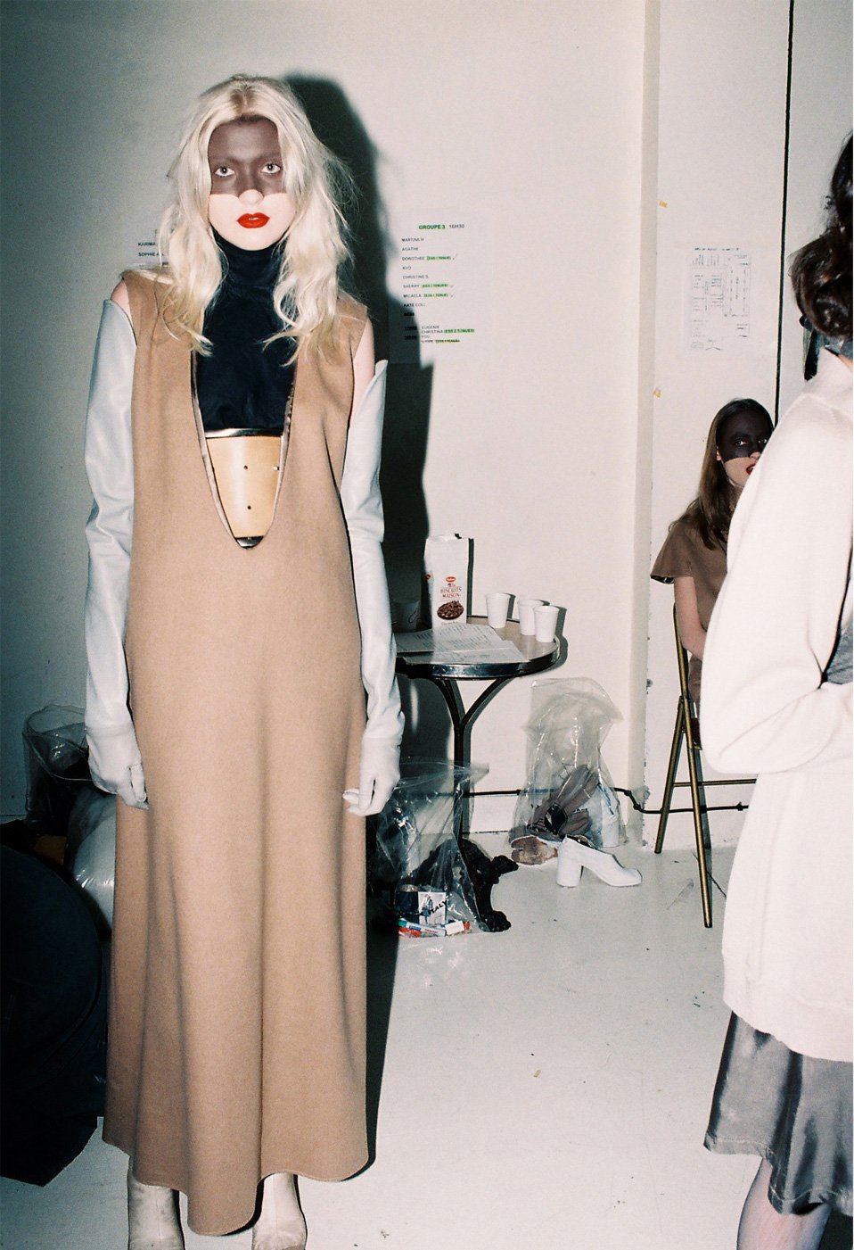 Margiela, les années Hermès tại MAD Paris: trang phục Hermès và Maison Martin Margiela trưng bày cạnh nhau