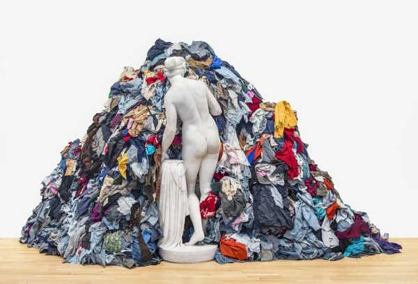 Michelangelo Pistoletto, Venus of the Rags: tượng thần Vệ Nữ bằng đá cẩm thạch quay lưng, áp vào đống quần áo cũ nhiều màu