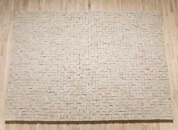 Mona Hatoum, Present Tense: lưới bánh xà phòng dầu ô liu màu kem trên sàn, hạt thuỷ tinh đỏ vạch đường biên bản đồ