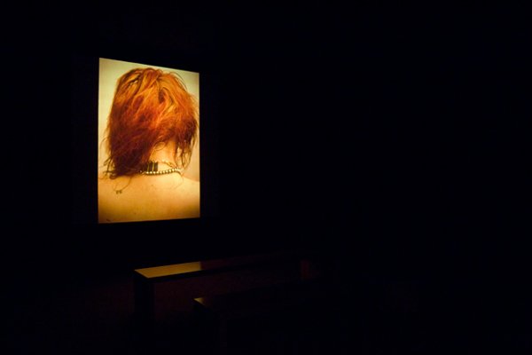 Nan Goldin, The Ballad of Sexual Dependency: ảnh màu chụp bạn bè và người yêu trong không gian riêng, trích từ loạt trình chiếu slide