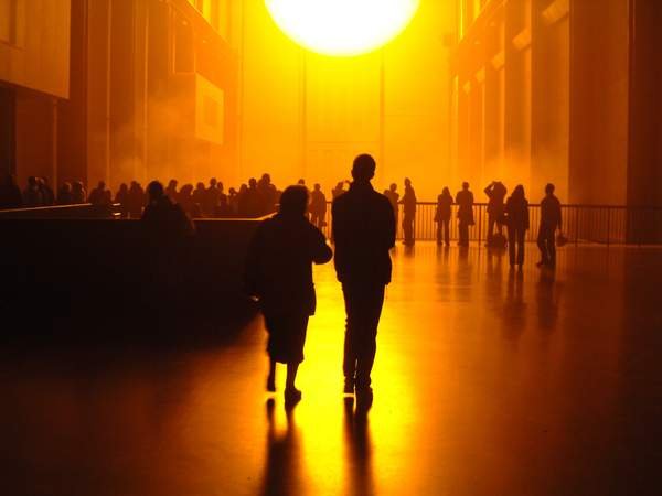 Olafur Eliasson, The weather project: mặt trời nhân tạo màu vàng và màn sương trong Turbine Hall, Tate Modern