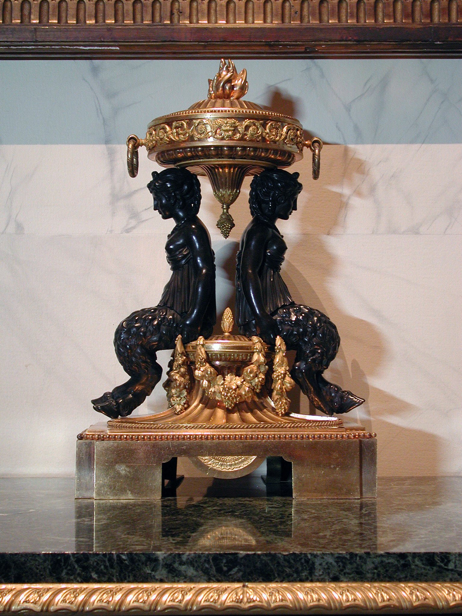 Pair of perfume burners, Pháp, khoảng 1785: cặp lư xông hương bằng đồng chạm, một phần mạ vàng, một phần patina sẫm, núm hình quả thông
