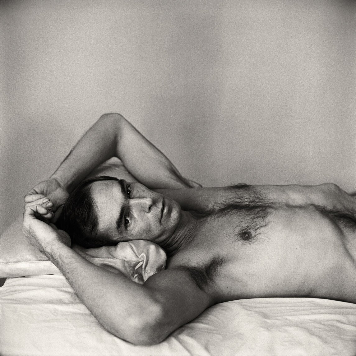 Peter Hujar, Portraits in Life and Death: chân dung đen trắng một người bạn của Hujar trên nền trơn, trích từ cuốn sách năm 1976