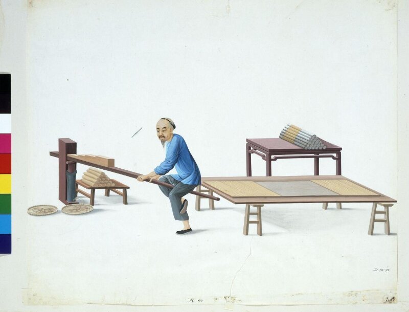 Puqua, Man Making Incense Sticks: tranh màu nước, người thợ áo lam ngồi ở đầu tấm ván dài màu nâu, phía sau là hai bàn chất nhang, Quảng Châu, khoảng 1790