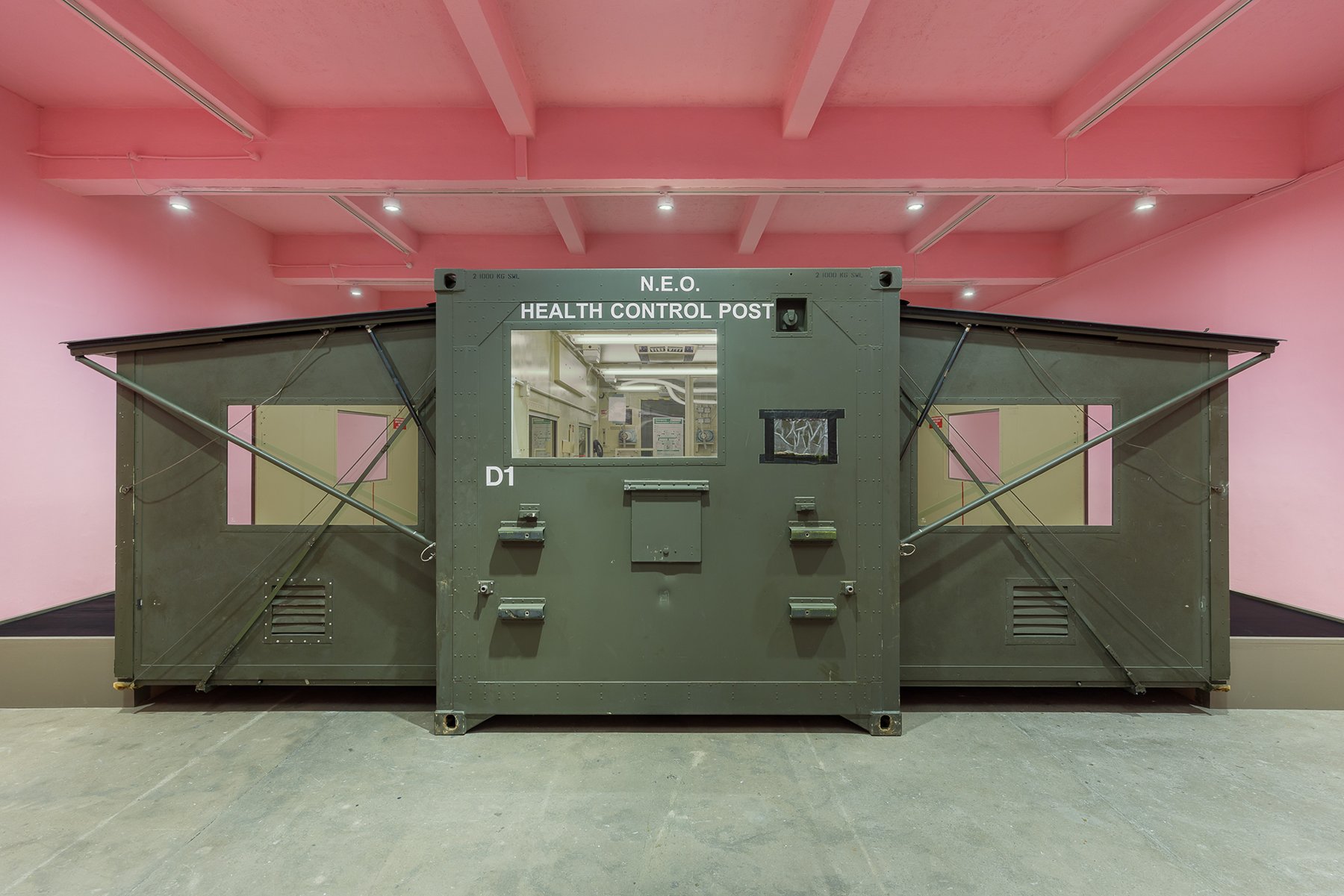Racheal Crowther, Liquid Trust tại Chisenhale Gallery: trạm y tế quân đội cũ NSN 5411-99-219-4744 trong phòng tường hồng, nơi mùi HS Code 04022911 lan toả