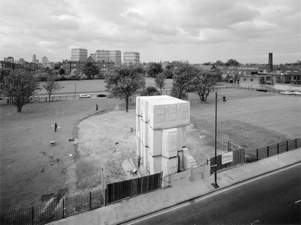 Rachel Whiteread, House: khối bê tông đúc từ lòng một căn nhà phố ở Bow, East London