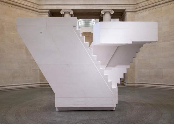 Rachel Whiteread, Untitled (Stairs): khối đúc màu trắng ngà của một cầu thang zíc zắc, xoay nằm nghiêng trong phòng trưng bày