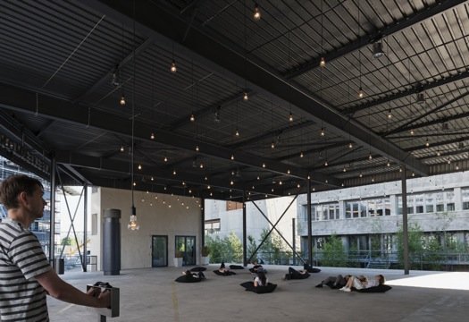 Rafael Lozano-Hemmer, Pulse Room: hàng trăm bóng đèn sợi đốt treo thành lưới dưới trần phòng tối