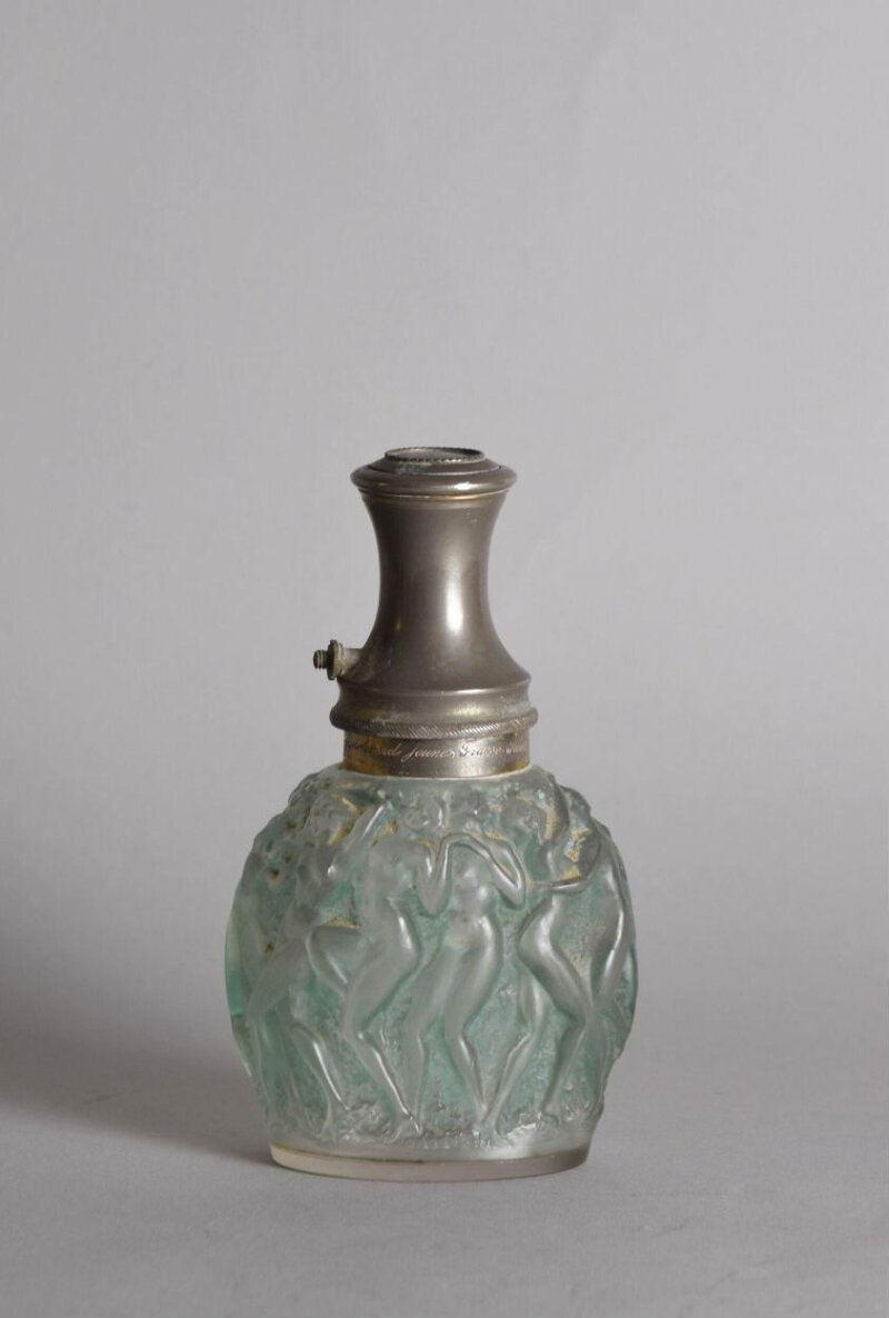René Lalique, bình xịt nước hoa Calendal cho Molinard: thân thuỷ tinh hình trứng, dải thiếu nữ khiêu vũ men xanh, nắp đồng thau