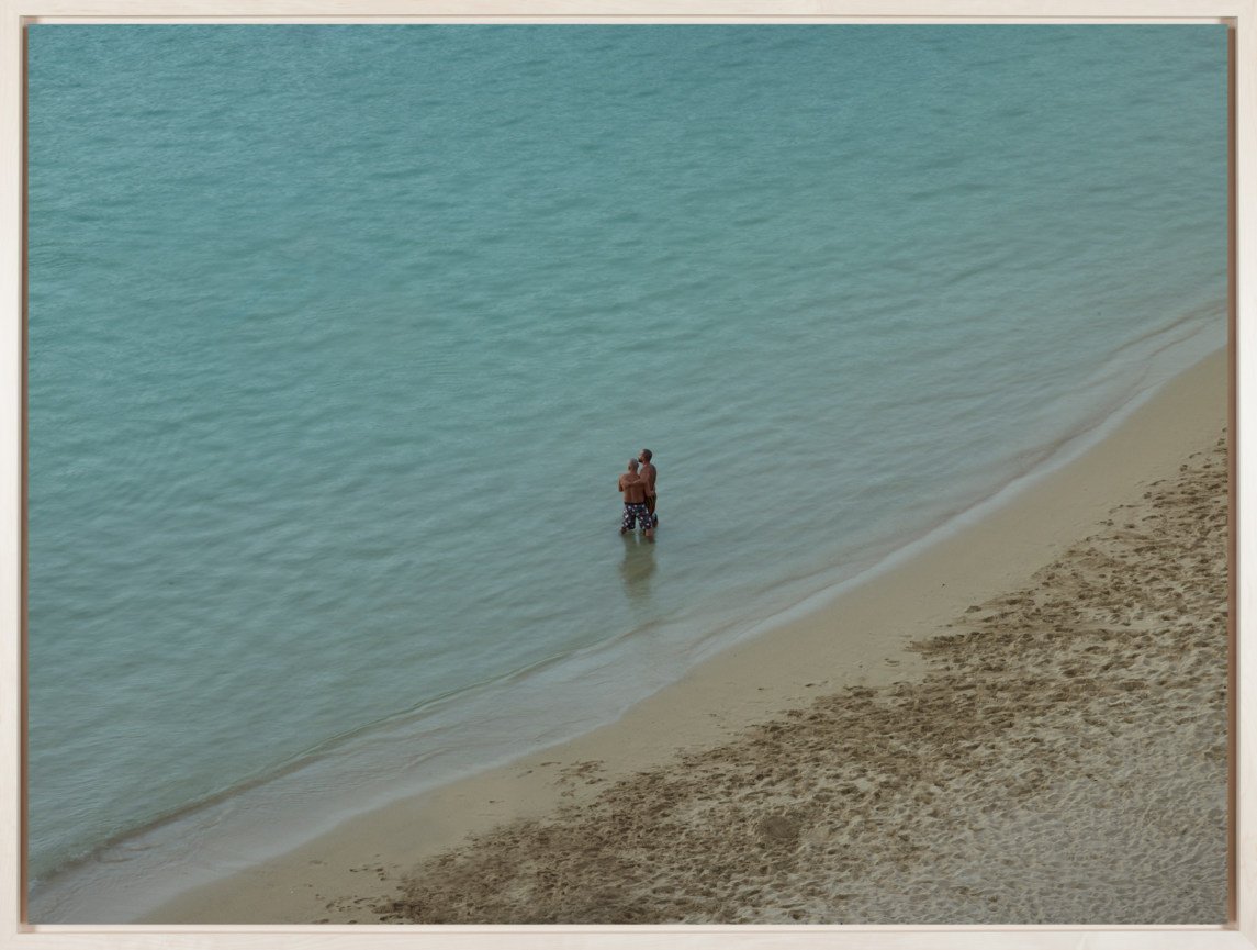 Richard Misrach, On the Beach: nhìn từ trên cao xuống mặt biển xanh, một người tắm nhỏ trôi nổi giữa khung hình