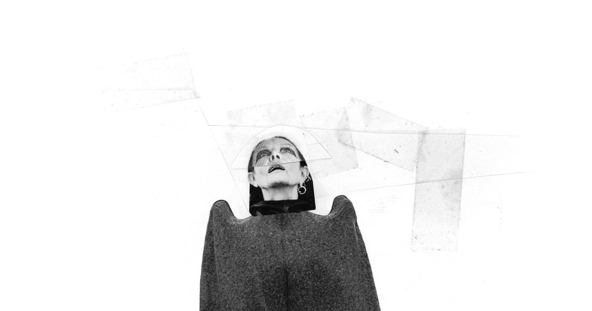 パレ・ガリエラの「Rick Owens, Temple of Love」。黒と埃のグレーの彫刻的な服