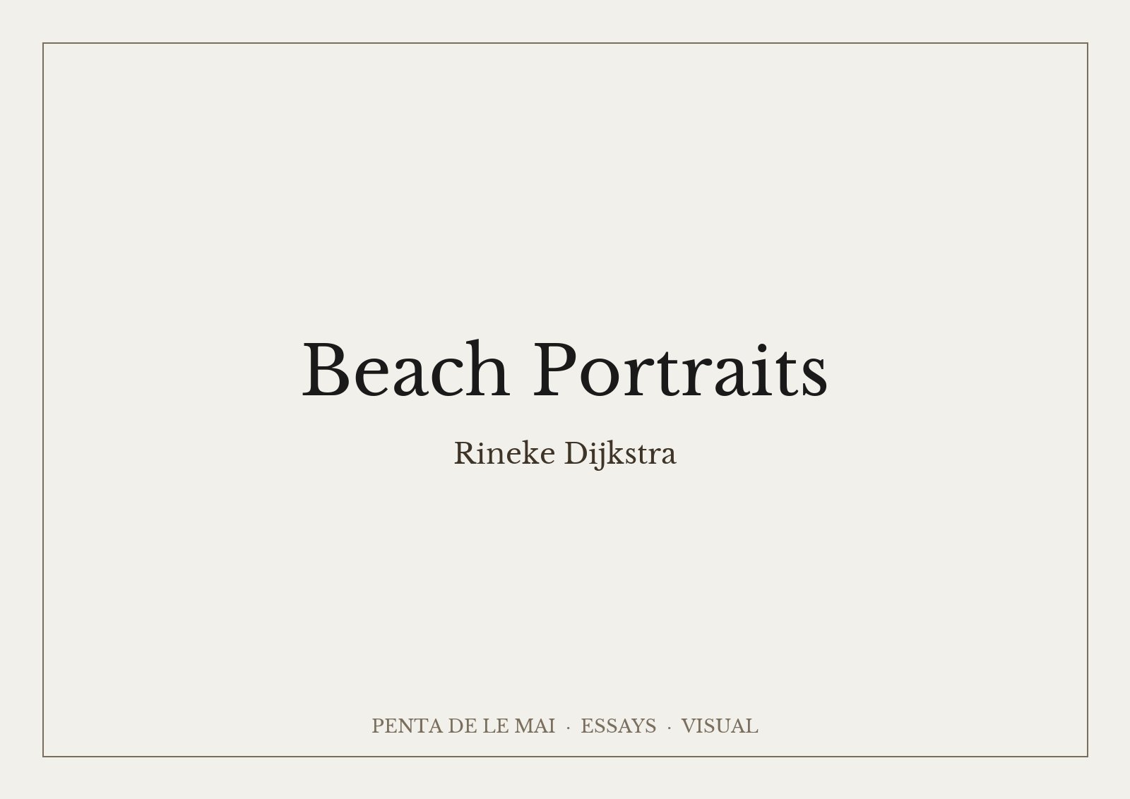 Rineke Dijkstra, Beach Portraits: thiếu niên mặc đồ bơi đứng một mình trên bãi biển, nền biển và trời
