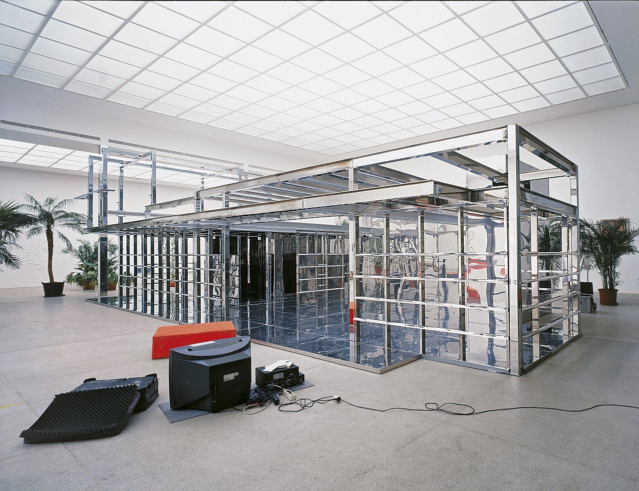 Rirkrit Tiravanija, untitled 2002 (he promised): khung nhà bằng thép không gỉ và chrome, có ghế ngồi và cây xanh