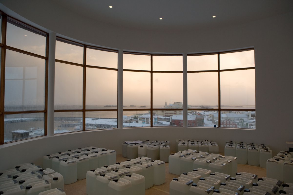 Roni Horn, Vatnasafn / Library of Water: các cột thuỷ tinh chứa nước sông băng trong thư viện cũ ở Stykkishólmur