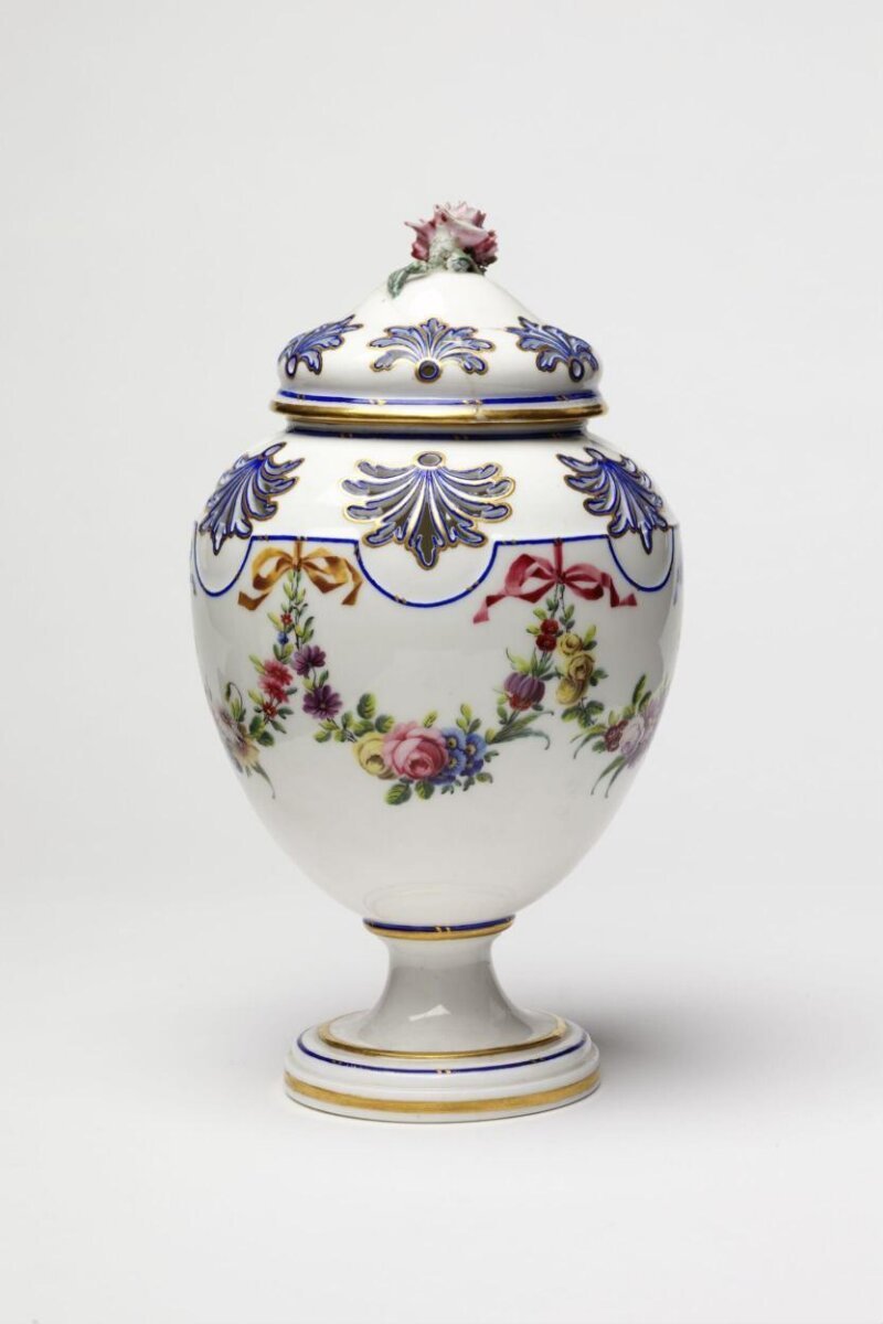 セーヴル「Pot pourri Pompadour」：首のまわりに透かしがあり、エナメルと金彩の花綱が描かれた白い軟質磁器の壺と蓋