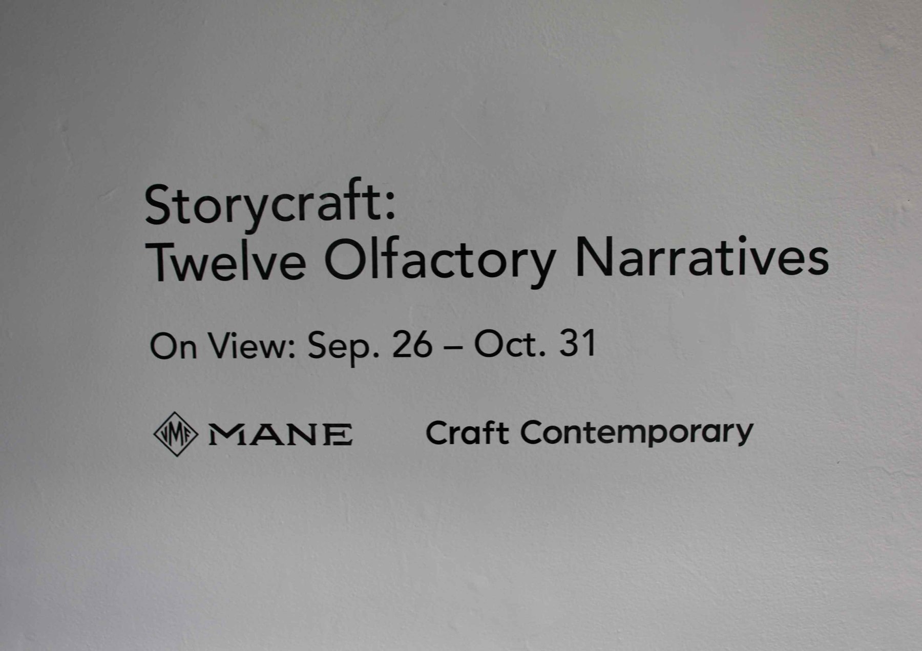 Storycraft: Twelve Olfactory Narratives tại IAO Gallery, mùi hương trưng bày cạnh hình ảnh và vật nhỏ