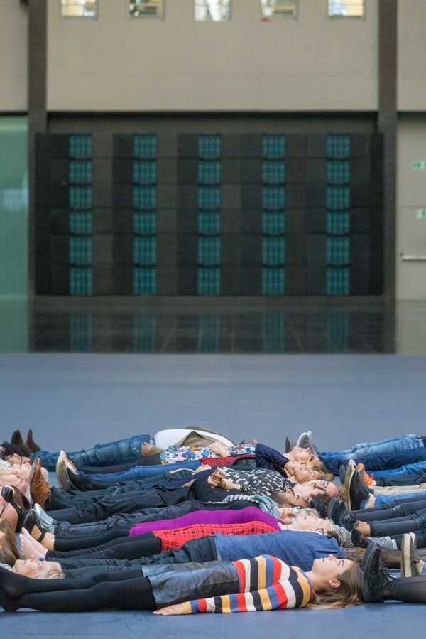 Tania Bruguera, 10,148,451, Turbine Hall, Tate Modern: người xem nằm và ngồi trên sàn cảm nhiệt tối màu