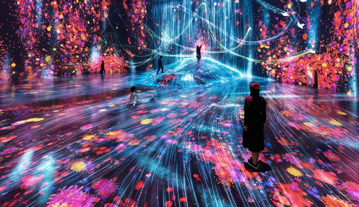 teamLab Borderless: căn phòng tối phủ ánh sáng số, những dòng hoa và màu chảy trên tường và sàn quanh người xem
