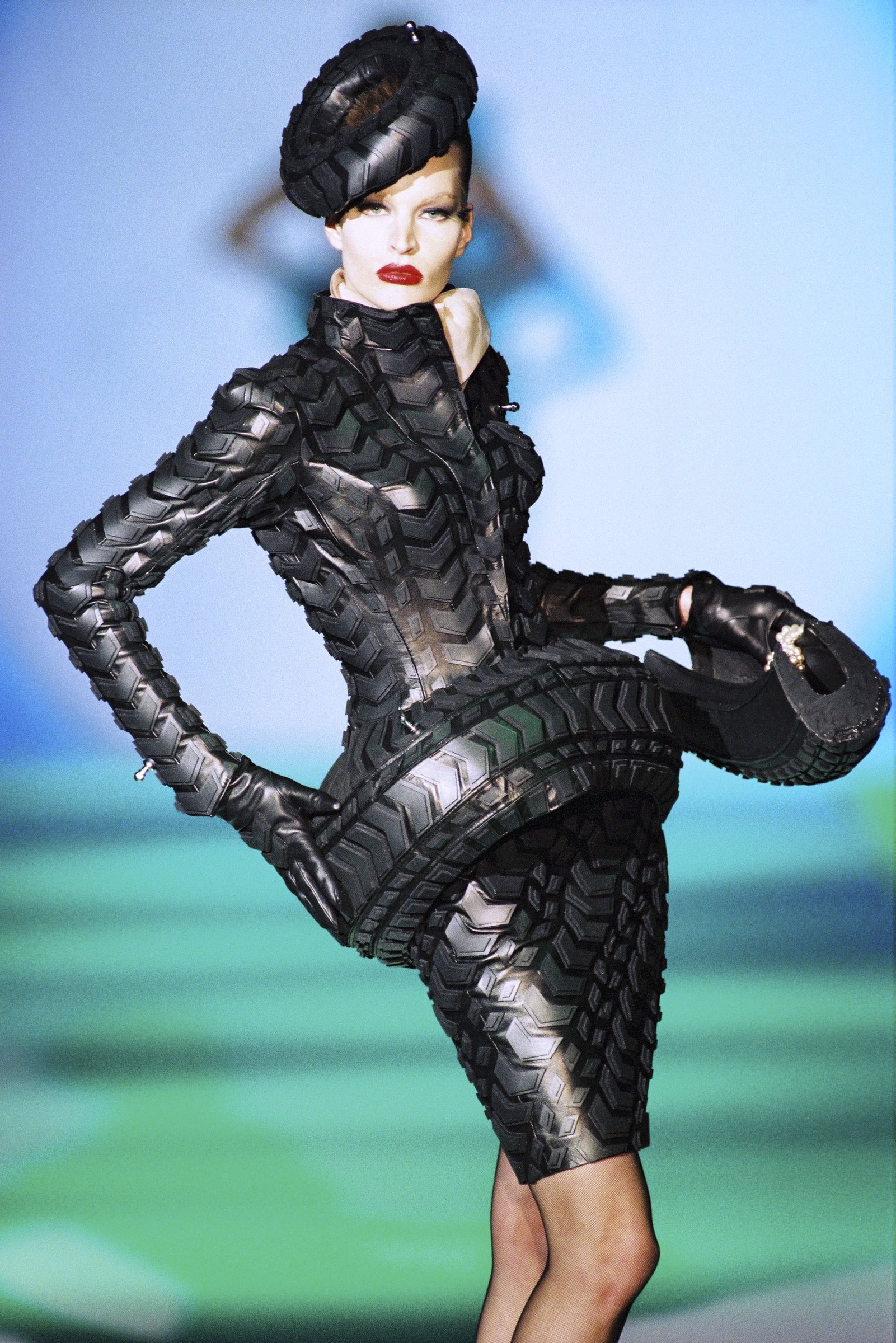 Thierry Mugler, Couturissime tại MAD Paris: trang phục haute couture dáng điêu khắc trên sân khấu trưng bày