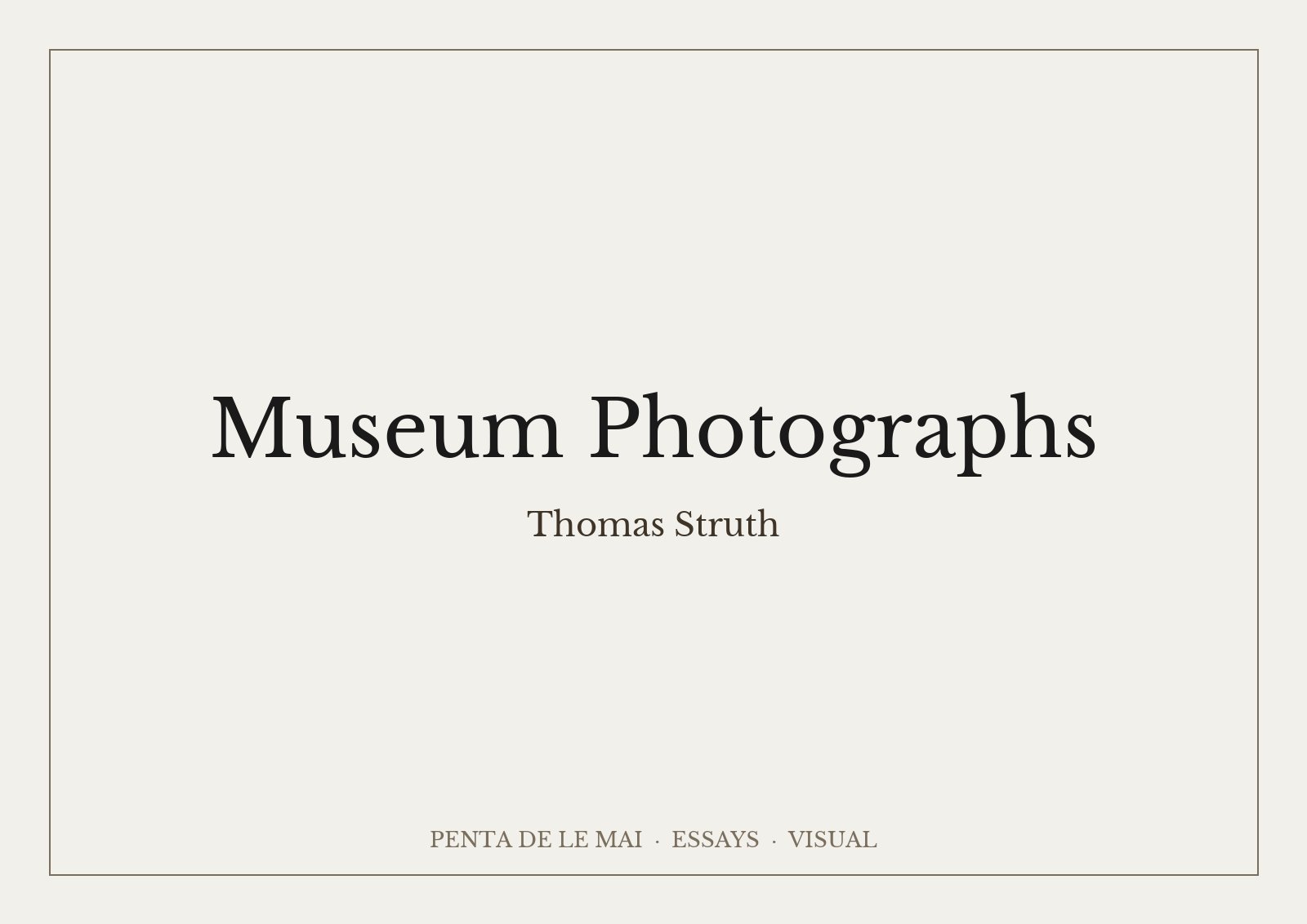 Thomas Struth, Museum Photographs: ảnh màu khổ lớn khách tham quan đứng trước những bức tranh trong phòng trưng bày bảo tàng