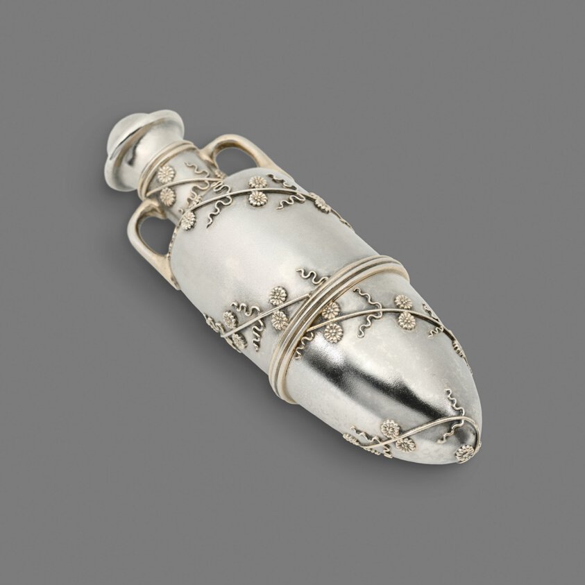 Tiffany & Co., Fern and Daisy Perfume Bottle: lọ nước hoa bạc thon dài chạm hoạ tiết dương xỉ và hoa cúc