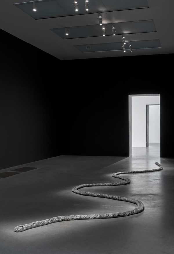 Tunga, Trança (Braid): a long three strand braid made of grey lead