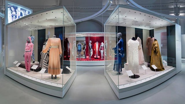 Undressed: A Brief History of Underwear tại V&A: corset và đồ lót lịch sử trong tủ trưng bày
