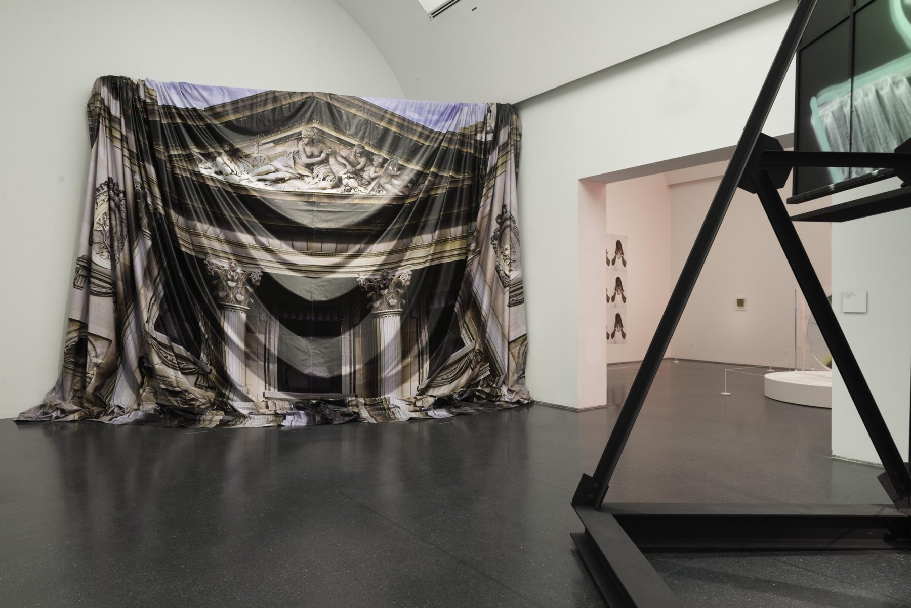 Virgil Abloh: Figures of Speech tại MCA Chicago: trang phục, đồ nội thất và vật thể trong không gian triển lãm