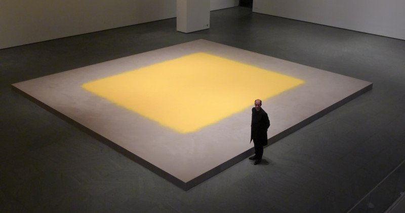 Wolfgang Laib, Pollen from Hazelnut: mặt phẳng phấn hoa vàng trên sàn Marron Atrium, MoMA, 2013