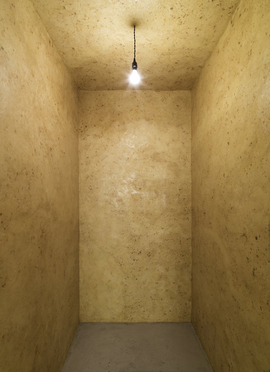 Wolfgang Laib, Wax Room tại The Phillips Collection: căn buồng tường sáp ong vàng, thắp bằng một bóng đèn treo