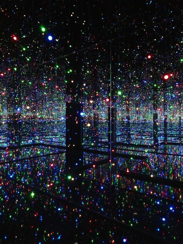 Yayoi Kusama, Infinity Mirrored Room: Filled with the Brilliance of Life: lối đi giữa mặt nước, hàng trăm đèn nhỏ nhiều màu phản chiếu vô tận trong phòng gương