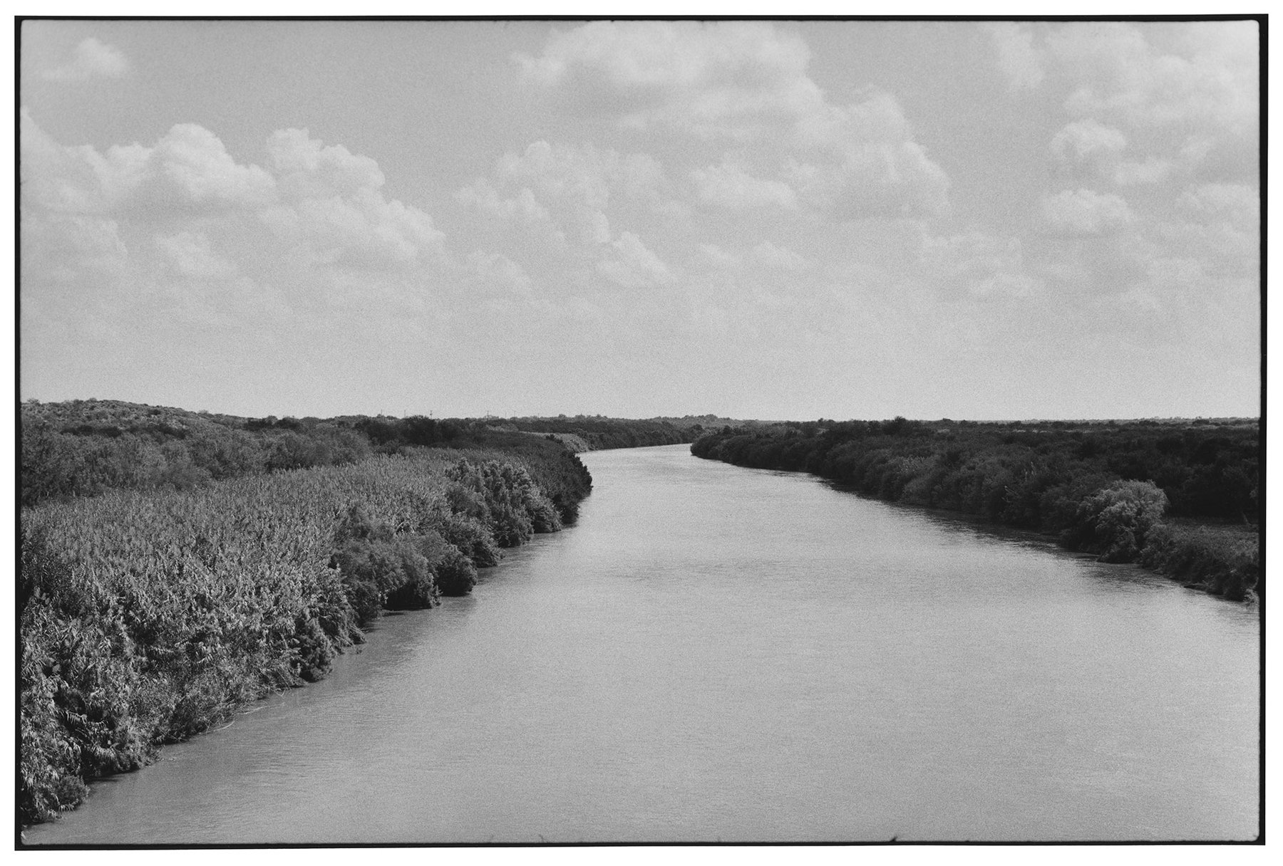 Zoe Leonard, Al río / To the River: black and white photograph of the Rio Grande and its banks